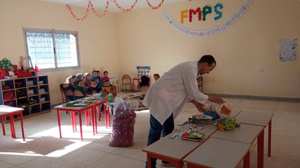 Création d'une bibliothèque dans l'école du village